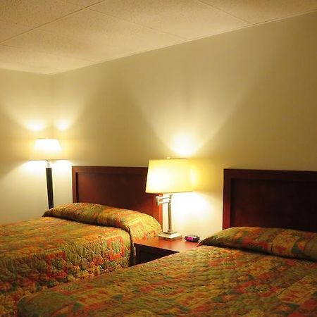 Town And Mountain Hotel Whitehorse Extérieur photo