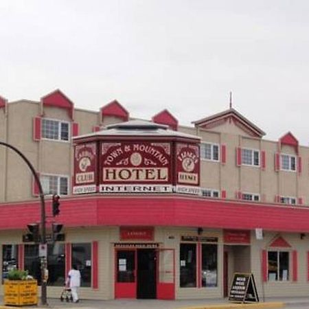 Town And Mountain Hotel Whitehorse Extérieur photo