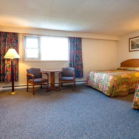 Town And Mountain Hotel Whitehorse Extérieur photo