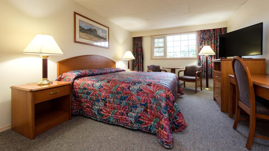 Town And Mountain Hotel Whitehorse Chambre photo