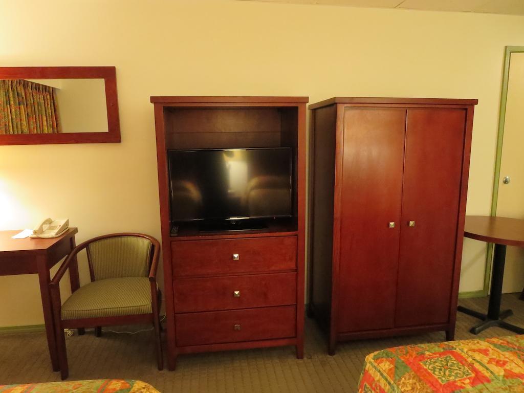 Town And Mountain Hotel Whitehorse Chambre photo