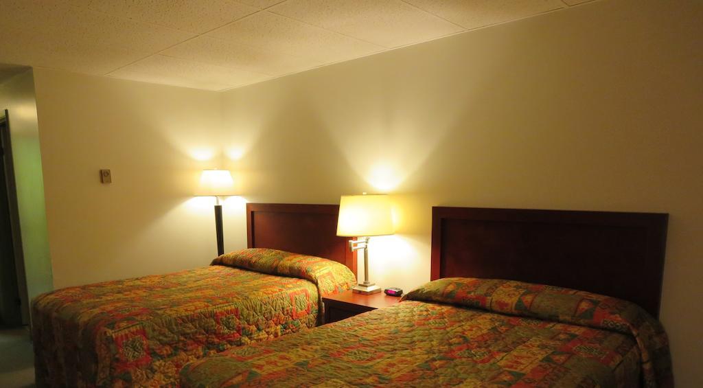 Town And Mountain Hotel Whitehorse Extérieur photo