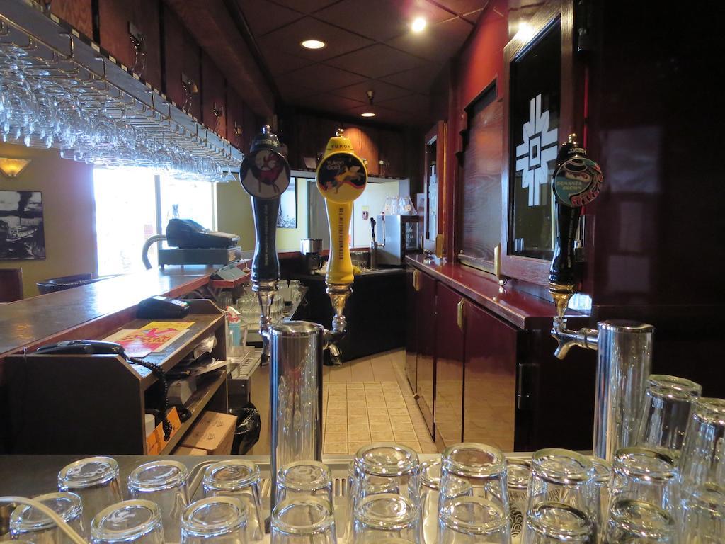 Town And Mountain Hotel Whitehorse Extérieur photo