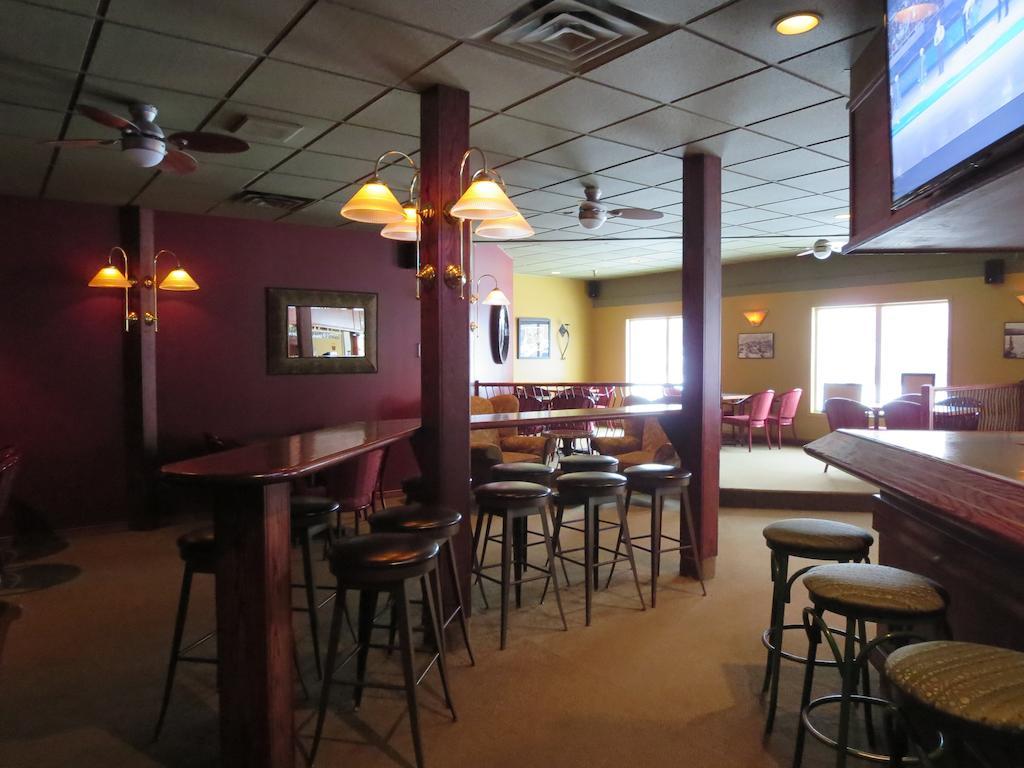 Town And Mountain Hotel Whitehorse Extérieur photo