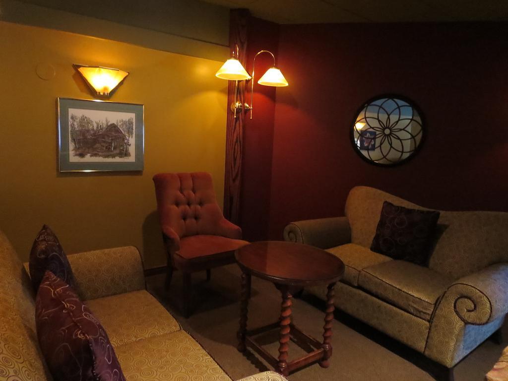 Town And Mountain Hotel Whitehorse Extérieur photo