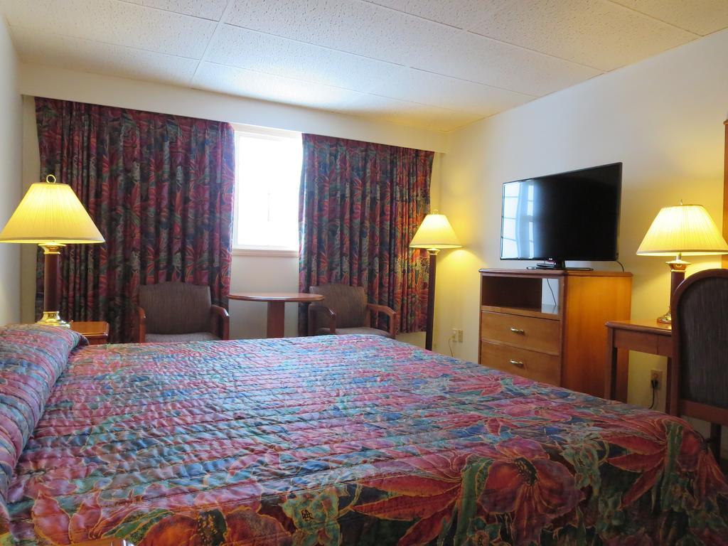 Town And Mountain Hotel Whitehorse Chambre photo