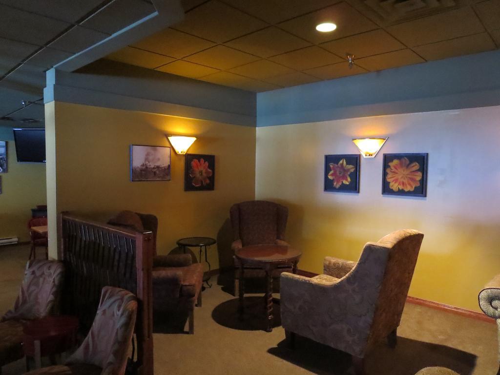 Town And Mountain Hotel Whitehorse Extérieur photo