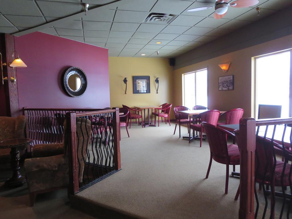 Town And Mountain Hotel Whitehorse Extérieur photo
