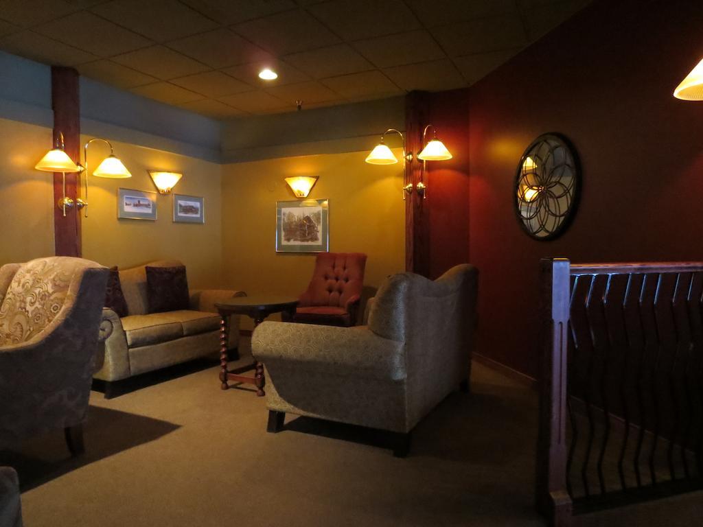 Town And Mountain Hotel Whitehorse Extérieur photo