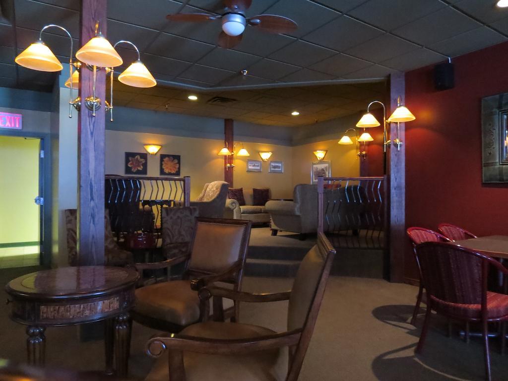 Town And Mountain Hotel Whitehorse Extérieur photo