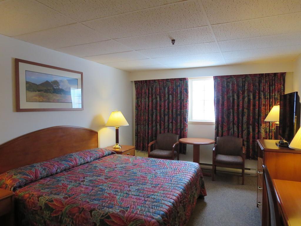 Town And Mountain Hotel Whitehorse Chambre photo