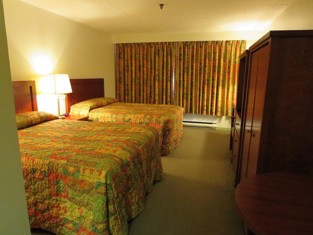Town And Mountain Hotel Whitehorse Chambre photo