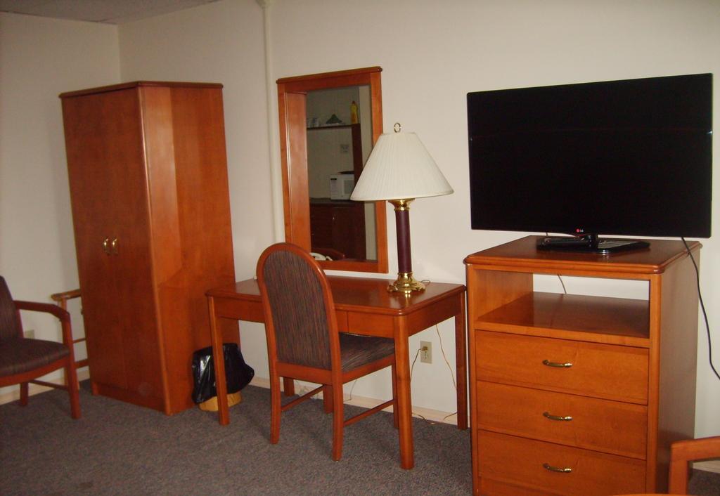 Town And Mountain Hotel Whitehorse Chambre photo