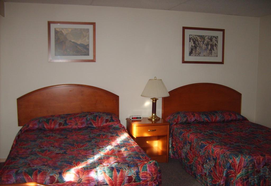 Town And Mountain Hotel Whitehorse Extérieur photo