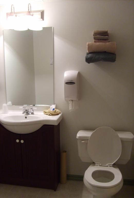 Town And Mountain Hotel Whitehorse Chambre photo