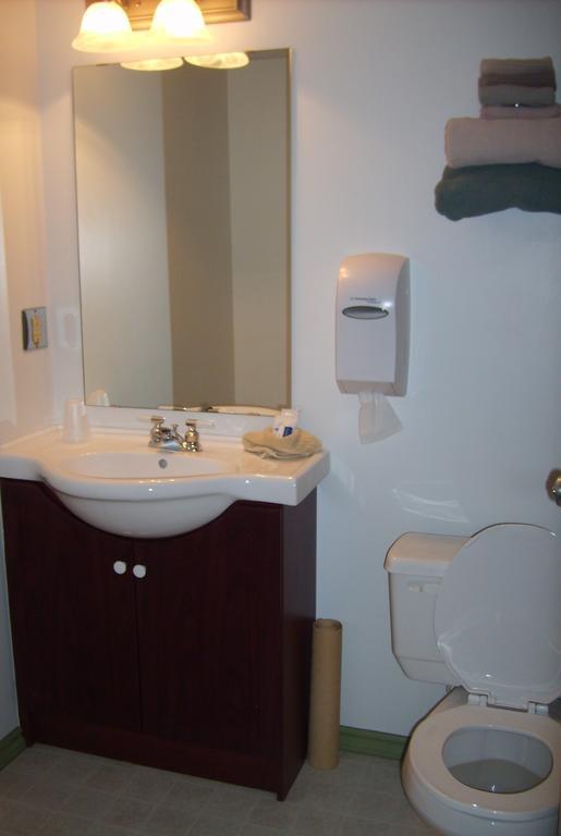 Town And Mountain Hotel Whitehorse Extérieur photo