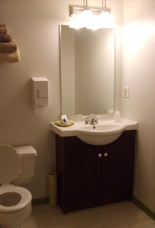 Town And Mountain Hotel Whitehorse Chambre photo