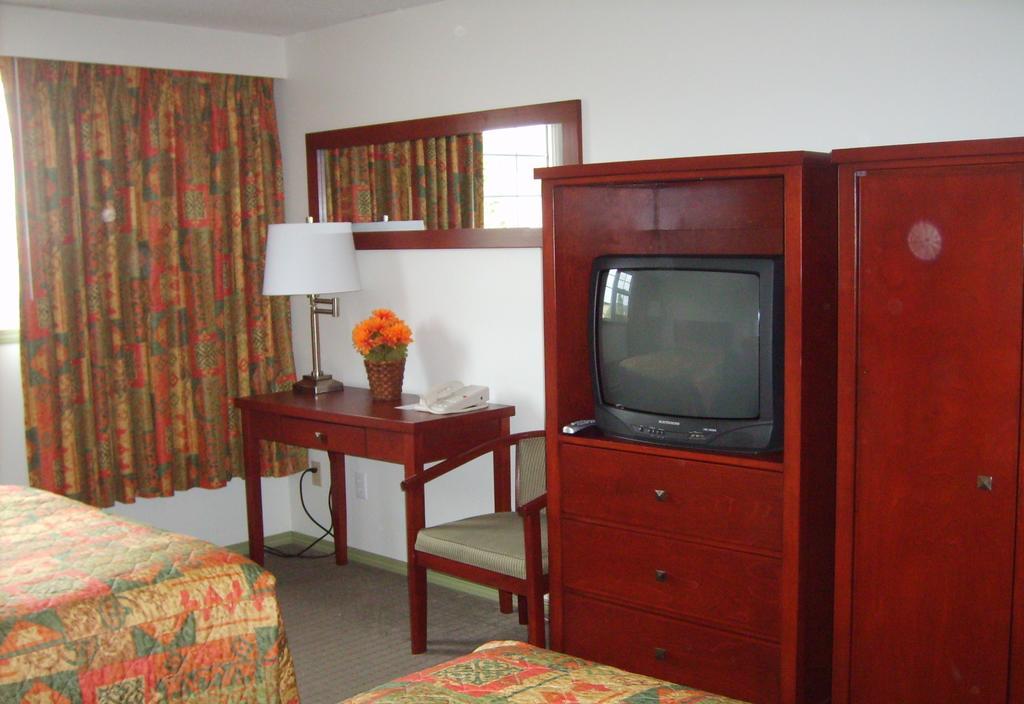 Town And Mountain Hotel Whitehorse Extérieur photo