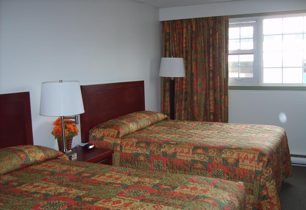 Town And Mountain Hotel Whitehorse Extérieur photo