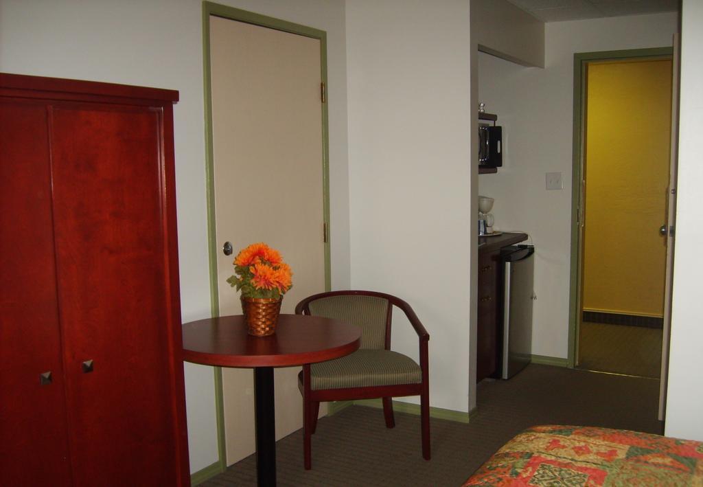 Town And Mountain Hotel Whitehorse Extérieur photo