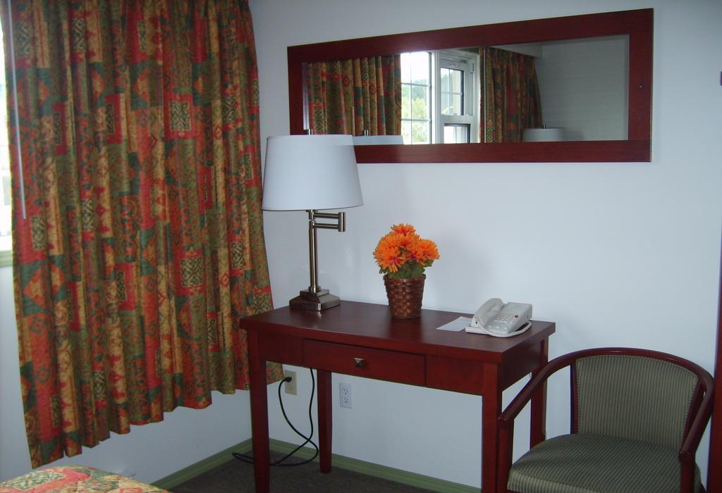 Town And Mountain Hotel Whitehorse Extérieur photo