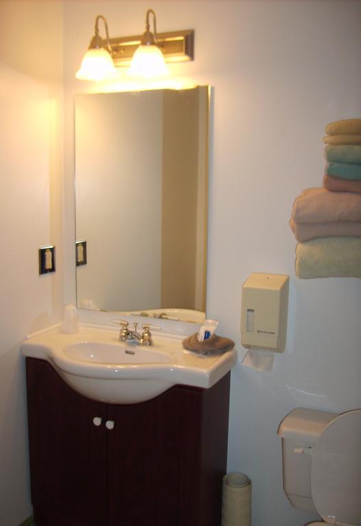 Town And Mountain Hotel Whitehorse Chambre photo