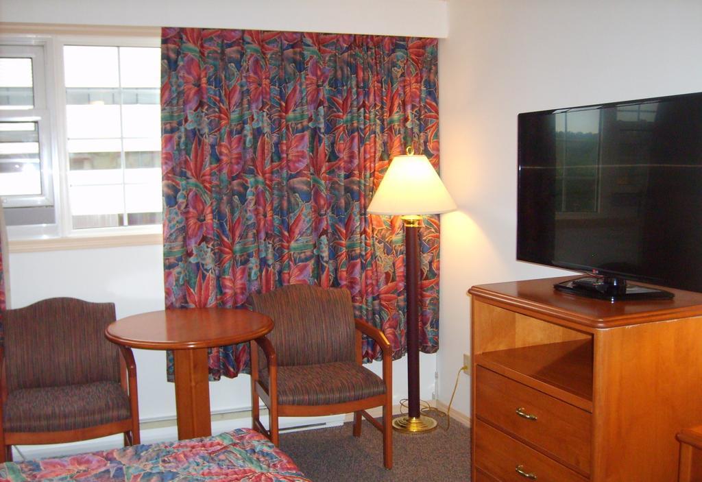 Town And Mountain Hotel Whitehorse Extérieur photo