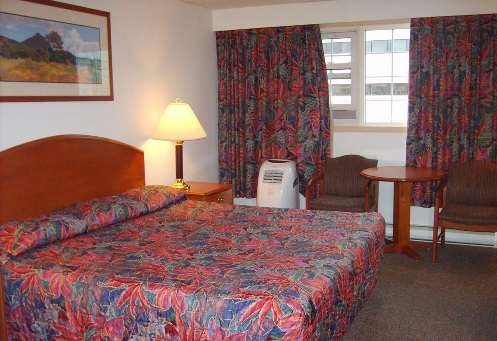 Town And Mountain Hotel Whitehorse Extérieur photo
