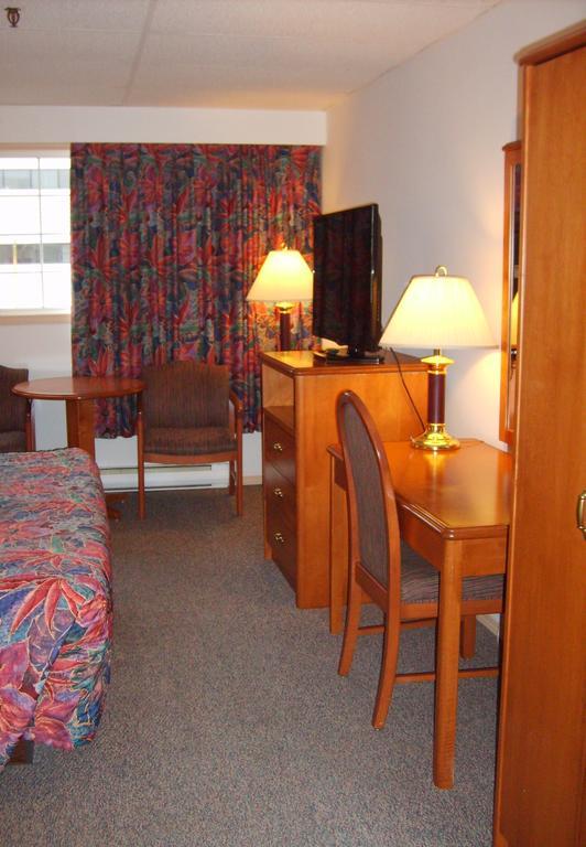 Town And Mountain Hotel Whitehorse Extérieur photo