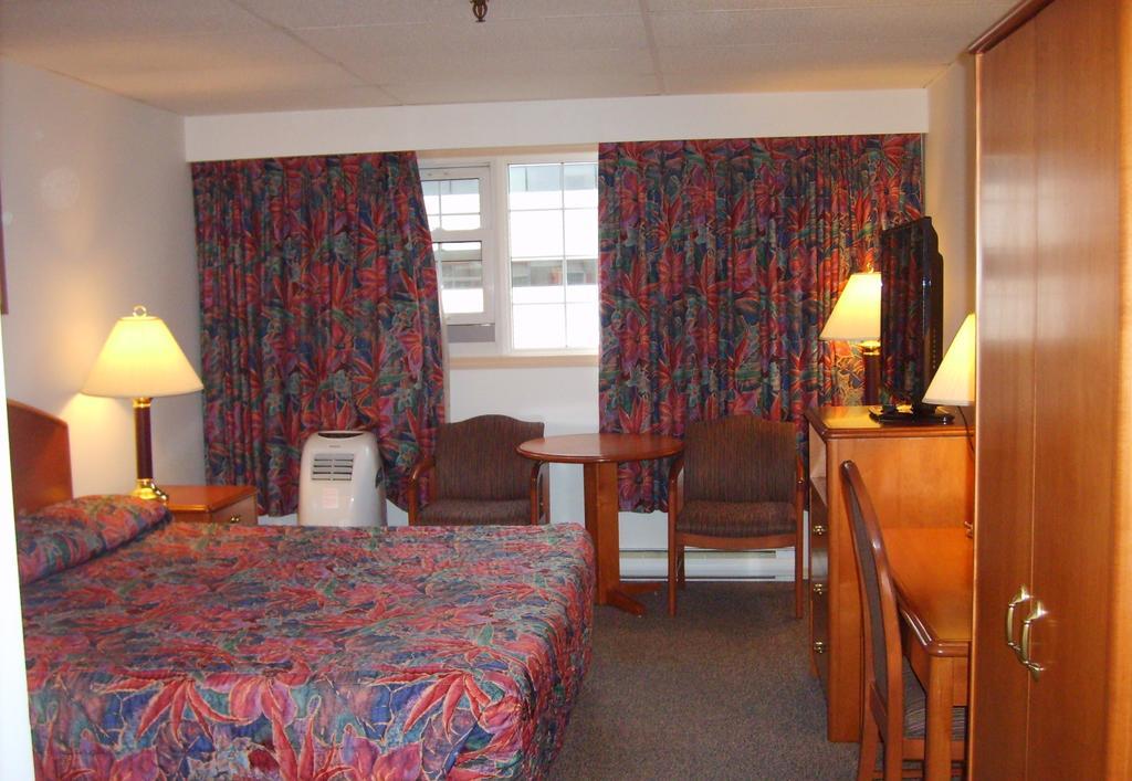 Town And Mountain Hotel Whitehorse Chambre photo