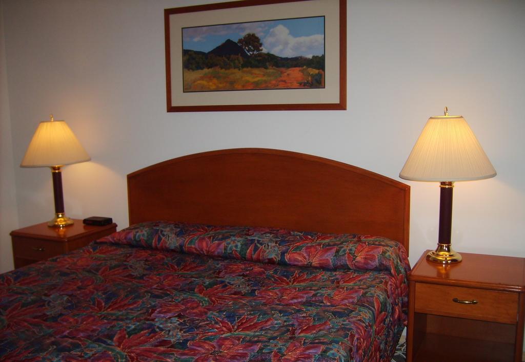 Town And Mountain Hotel Whitehorse Extérieur photo