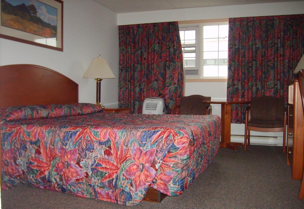 Town And Mountain Hotel Whitehorse Chambre photo