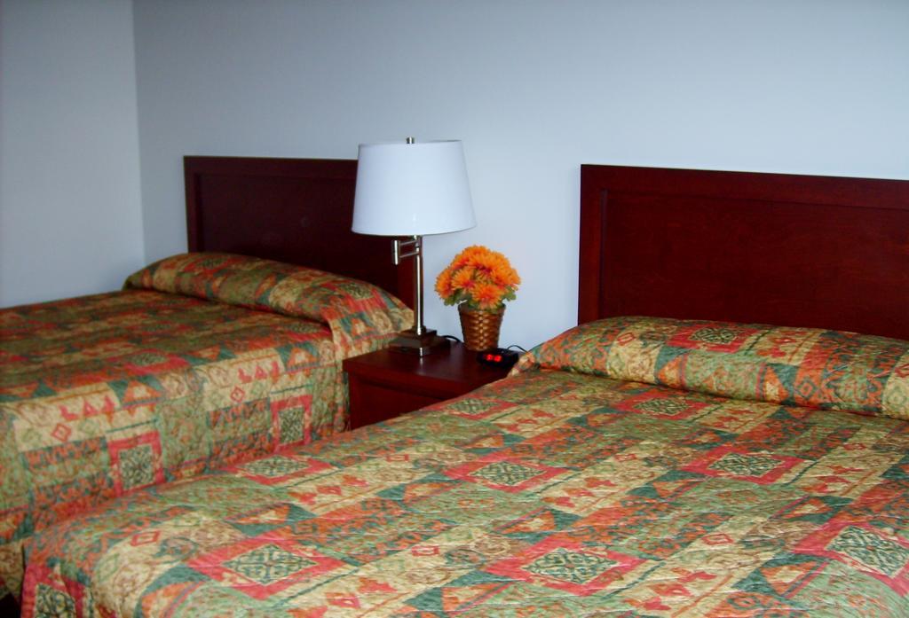 Town And Mountain Hotel Whitehorse Chambre photo