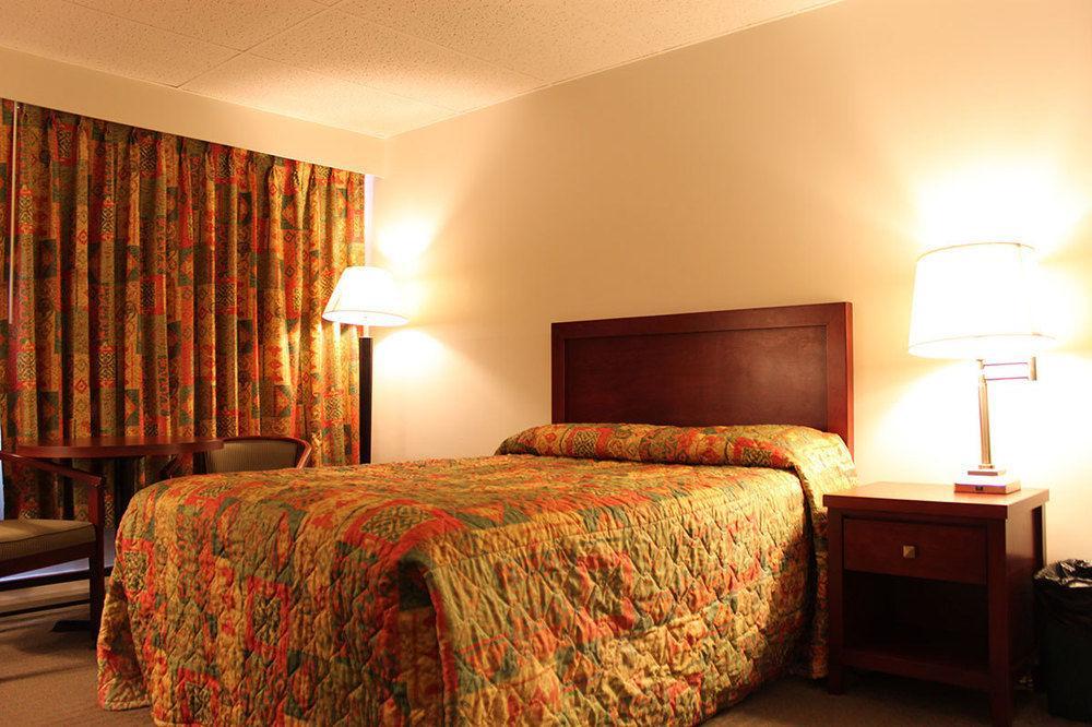 Town And Mountain Hotel Whitehorse Extérieur photo