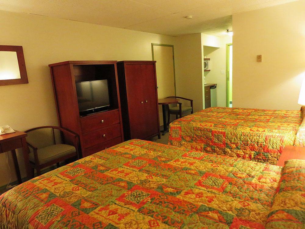 Town And Mountain Hotel Whitehorse Extérieur photo