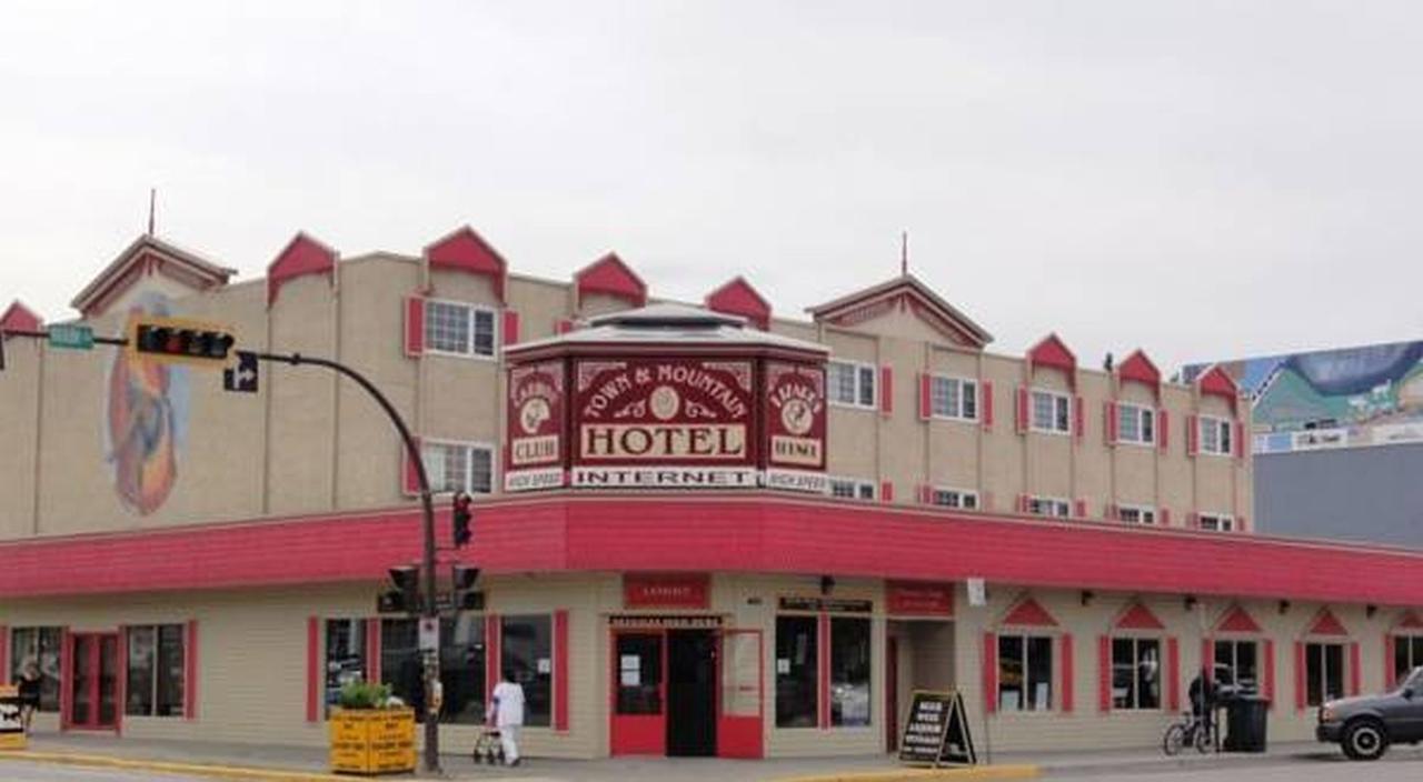 Town And Mountain Hotel Whitehorse Extérieur photo