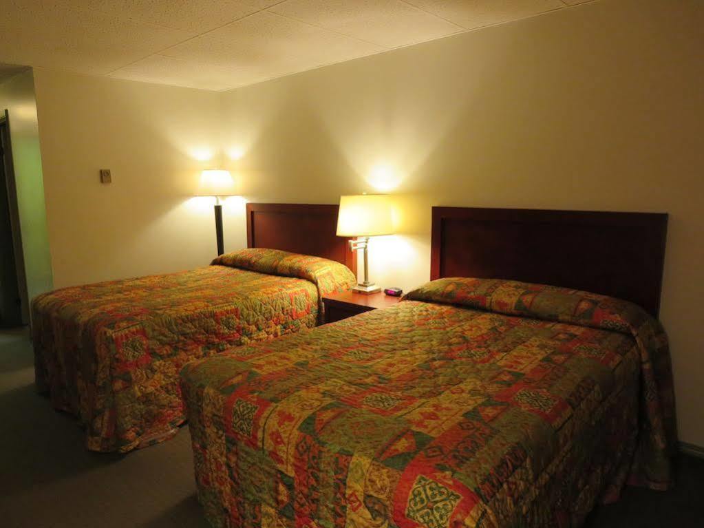 Town And Mountain Hotel Whitehorse Extérieur photo