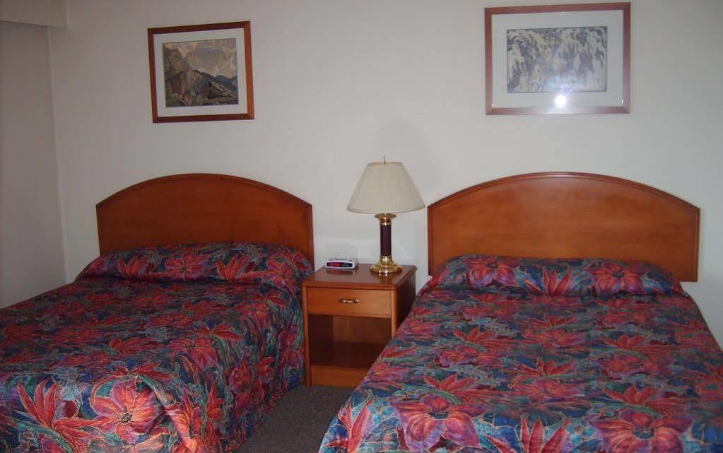 Town And Mountain Hotel Whitehorse Extérieur photo