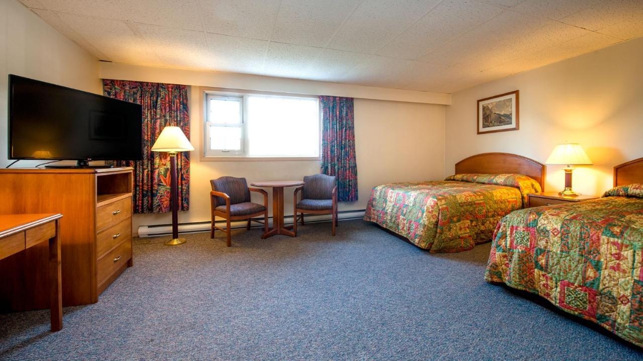 Town And Mountain Hotel Whitehorse Extérieur photo
